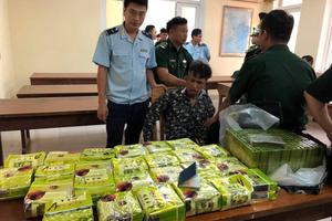 Bắt giữ đối tượng vận chuyển 25 kg ma túy đá, 52 bánh hê-rô-in qua cửa khẩu Quốc tế Cầu Treo