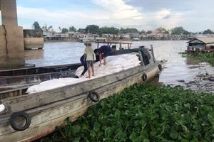 Phá đường dây buôn lậu trên sông, thu giữ gần 100 tấn hàng