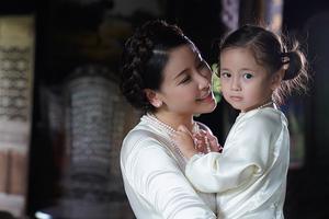 Mẹ con Hà Kiều Anh trở lại sàn diễn Vietnam Junior Fashion Week 