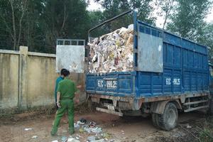 Tạm giữ 7 xe tải và 4 người do đổ trộm hàng chục tấn rác thải
