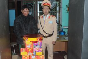 Bắc Giang: Bắt đối tượng vận chuyển lậu 16 bệ pháo hoa và 34kg pháo