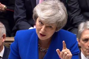 Thủ tướng Theresa May “thoát hiểm”, Brexit vẫn trong thế bế tắc