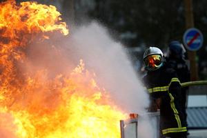 Bạo động “Áo vàng” tại Pháp: Người biểu tình mang quan tài xuống đường 