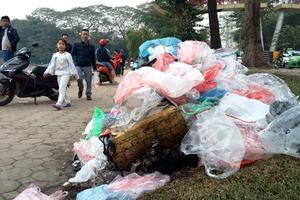 Túi nilon chất đống ven hồ ở Hà Nội trong ngày lễ ông Công ông Táo