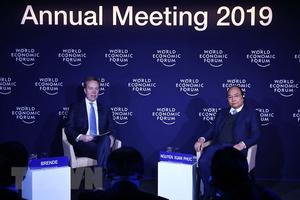 Thủ tướng đối thoại với Chủ tịch WEF về chủ đề Việt Nam và Thế giới