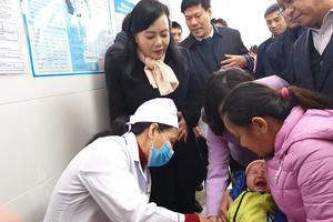 Trẻ có biểu hiện sốt, quấy khóc, sưng đau, đỏ... sau tiêm là phản ứng thông thường