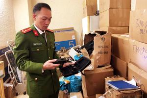 Hà Nội: Khám xét thu giữ hơn 2.000 công cụ hỗ trợ tại khu Văn Quán