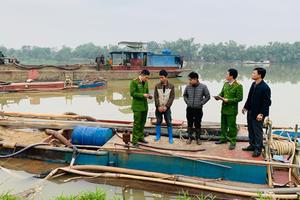 Thanh Hóa: Nổ súng bắt 2 tàu khai thác cát tặc