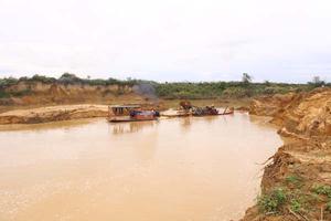 Khai thác cát gây sạt lở bờ sông ngay sát trung tâm hành chính xã