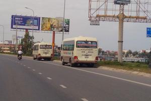 Xe “dù” đội lốt hợp đồng ngang nhiên tung tác tuyến Vinh - Đồng Hới