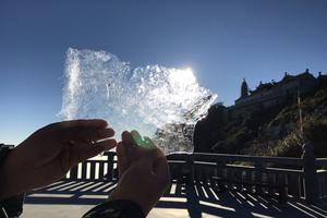 Hà Nội Tết nóng như mùa hè, đỉnh Fan băng phủ trắng