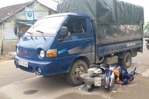 Bị truy đuổi, xe chở gỗ tông cán bộ công an bị thương