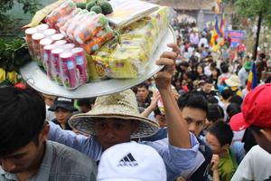 Hàng vạn du khách đổ về chùa Hương Tích ngày khai hội