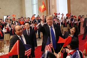 Thứ trưởng Ngoại giao nói về hình ảnh Tổng thống Donald Trump cầm cờ Việt Nam vẫy cao