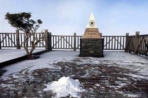 Tuyết bất ngờ rơi trắng trời trên đỉnh núi Fansipan ở Lào Cai