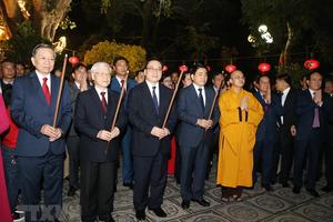 Hình ảnh Tổng Bí thư thăm, chúc Tết cán bộ, nhân dân đêm Giao thừa