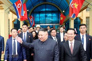 Chủ tịch Triều Tiên Kim Jong-un vẫy tay chào nhân dân Việt Nam