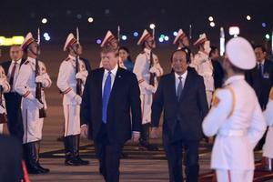 Những hình ảnh đầu tiên của Tổng thống Mỹ Donald Trump ở Hà Nội