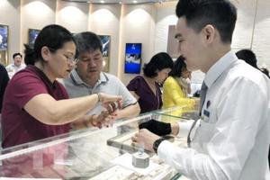 Nhiều hàng hóa tiêu dùng đắt hàng nhờ "ăn theo" dịp lễ