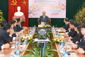 Thủ tướng thăm Ngân hàng Chính sách Xã hội
