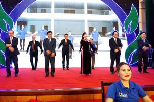 3 bộ trưởng cùng nhau tập thể dục trên sân khấu