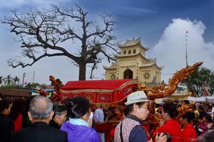 Kỳ lạ ngôi làng kiêng kị không cho phụ nữ tham gia lễ hội