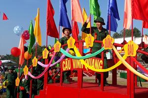 Thanh niên nô nức lên đường tòng quân 