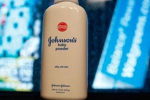 Johnson & Johnson phải bồi thường 29 triệu USD cho một nữ khách hàng