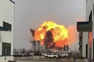 Nhà máy hóa chất nổ tung, mặt đất rung chuyển