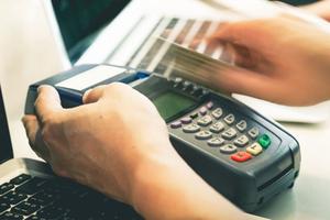 Rút tiền mặt từ thẻ tín dụng qua máy POS: Phạm pháp và nhiều rủi ro