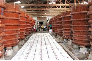 Lẫn lộn nước chấm công nghiệp và nước mắm truyền thống 