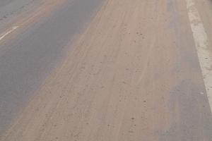 Xe chở vật liệu làm rơi vãi ra đường phải xử lý nghiêm!