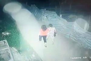Camera ghi lại cảnh hai người phụ nữ đi tâp thể dục, một người bị sát hại