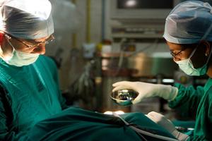 Bà mẹ trẻ chết thảm trên bàn mổ khi phẫu thuật nâng mông