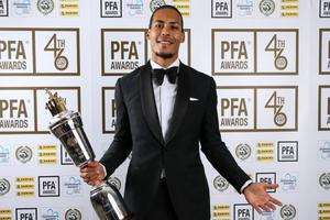 Virgil Van Dijk nhận giải “Cầu thủ xuất sắc nhất năm 2019” từ PFA