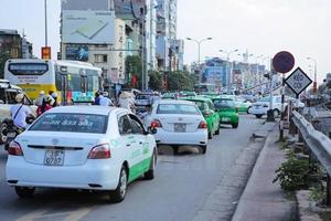 Xăng tăng ‘phi mã,’ giá cước taxi, xe khách có té nước theo mưa?
