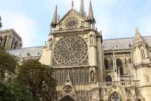 Cả thế giới nuối tiếc khi Nhà thờ Đức Bà Paris chìm trong biển lửa