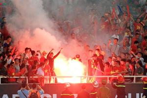 Bóng đá Việt Nam từng suýt bị trừ điểm và cấm thi đấu sân nhà vì pháo sáng