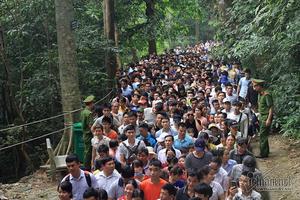 Dòng người cuồn cuộn lên đỉnh núi, đền Hùng đông chưa từng có