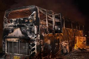 Xe buýt bốc cháy thành tro, 20 người chết thảm