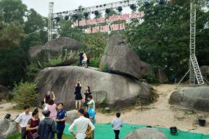 Lễ hội Tình yêu Hòn Trống Mái 