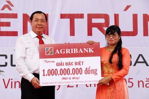 Trao sổ tiết kiệm 01 tỷ đồng cho khách hàng Chương trình “Gửi tiền trúng lớn cùng Agribank”