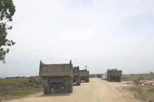 Chính quyền “bắt tay” doanh nghiệp khai thác đất trái phép