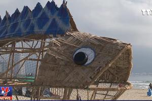 Cá bống khổng lồ 'ăn' rác nhựa trên bãi biển Đà Nẵng