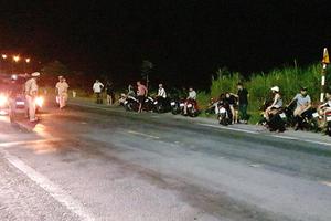 Hơn 100 thanh niên đua xe trên đường Xuyên Á