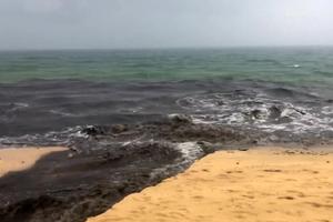 Chưa có nhà máy xử lý, nước thải đen ngòm chảy ào ào ra biển Phú Quốc