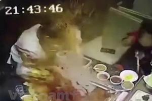 Nồi lẩu phát nổ khiến nhân viên phục vụ bỏng nặng