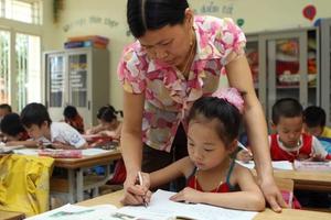 Dạy lớp 1 theo chương trình mới: Vẫn thiếu giáo viên, trường lớp