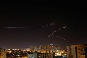 430 tên lửa tấn công Israel trong 24h, Dải Gaza “căng như dây đàn”