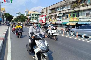 Sau nắng nóng đỉnh điểm 41 độ C miền Bắc đột ngột đón mưa lớn